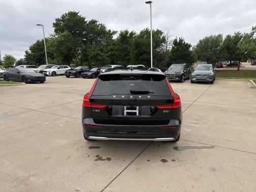 Onyx Black Metallic 2025 Volvo V60 Cross Country B5 Plus
