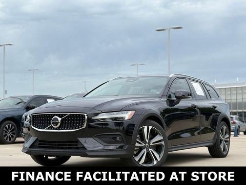 Onyx Black Metallic 2025 Volvo V60 Cross Country B5 Plus
