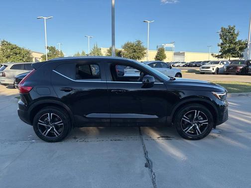 2025 Volvo XC40 B5 AWD