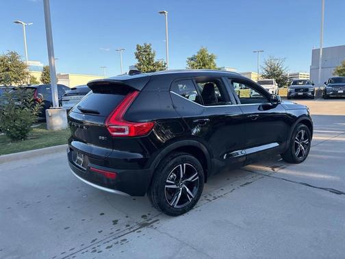 2025 Volvo XC40 B5 AWD