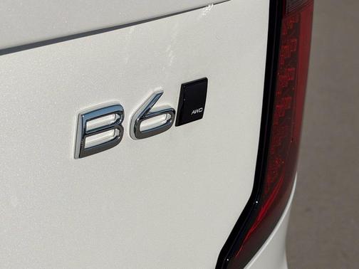 Crystal White 2027 Volvo XC90 B6 Plus 6-Seater