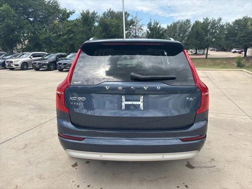 2022 Volvo XC90 T6 Momentum