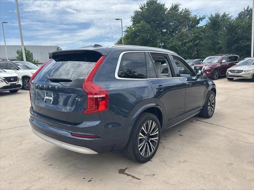 2022 Volvo XC90 T6 Momentum