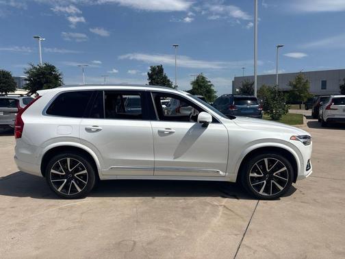 Crystal White Metallic 2023 Volvo XC90 B6 Plus 7-Seater