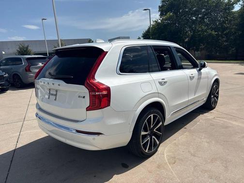 Crystal White Metallic 2023 Volvo XC90 B6 Plus 7-Seater