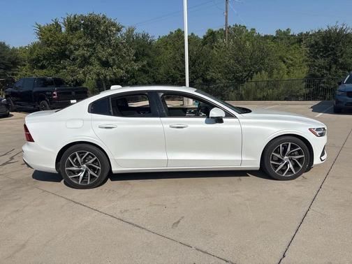 2020 Volvo S60 T6 Momentum