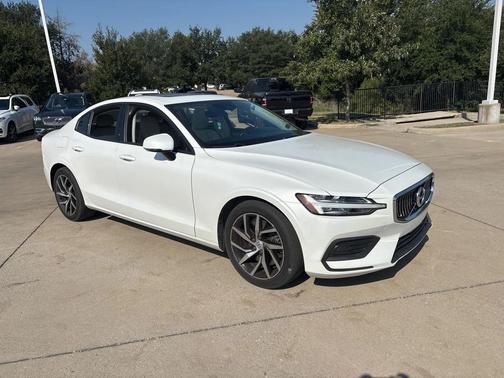2020 Volvo S60 T6 Momentum