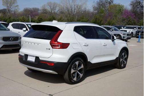 2025 Volvo XC40 B5 Core Bright Theme
