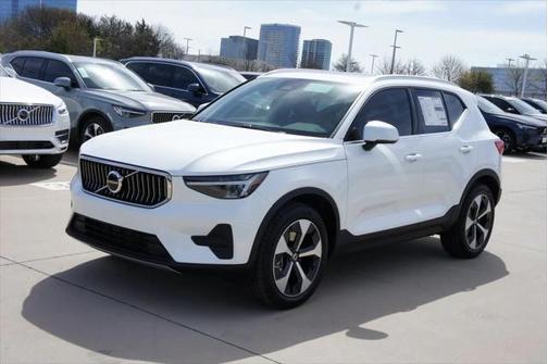 2025 Volvo XC40 B5 Core Bright Theme
