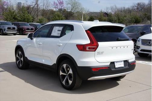 2025 Volvo XC40 B5 Core Bright Theme