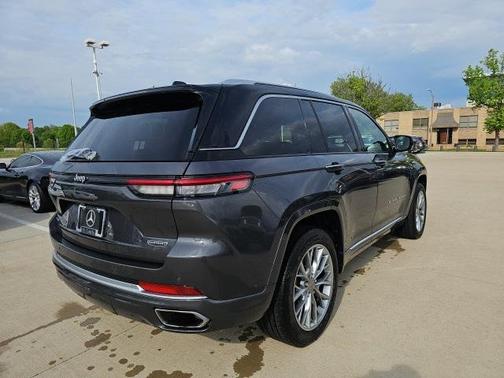 2022 Jeep Grand Cherokee Summit