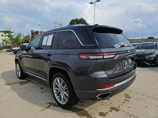 2022 Jeep Grand Cherokee Summit