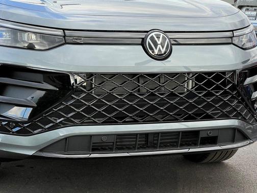 2025 Volkswagen Tiguan 2.0T SE R-Line Black