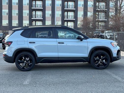 2025 Volkswagen Taos 1.5T SE Black