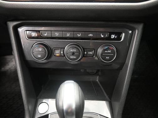 Deep Black Pearl Effect 2021 Volkswagen Tiguan 2.0T SE