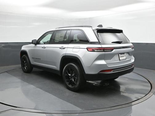 Silver Zynith 2026 Jeep Grand Cherokee Laredo