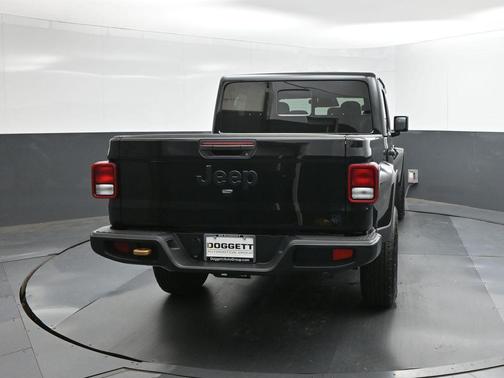Black Clearcoat 2026 Jeep Gladiator 85th Anniversary Edition