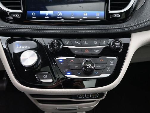 2023 Chrysler Pacifica Touring-L