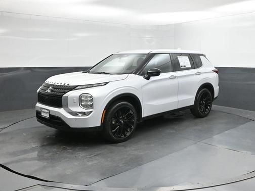 Black 2023 Mitsubishi Outlander