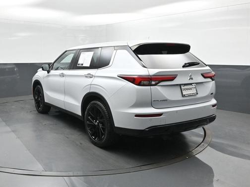 Black 2023 Mitsubishi Outlander