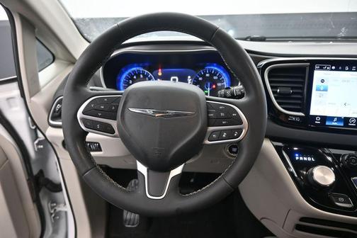 Bright White Clearcoat 2022 Chrysler Pacifica Touring-L