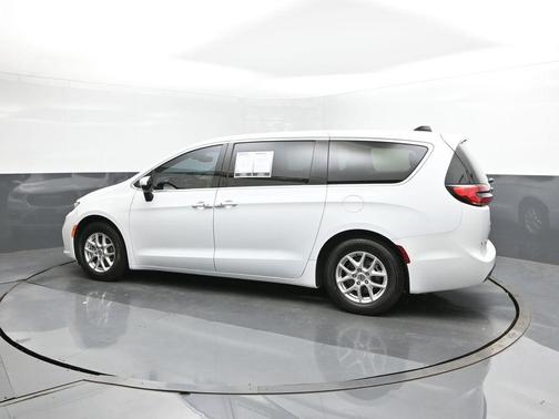 2023 Chrysler Pacifica Touring-L