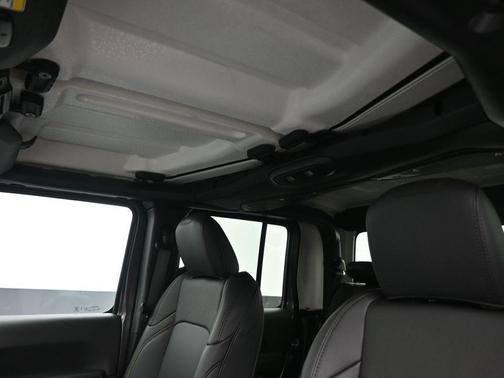 Granite Crystal Clearcoat Metallic 2026 Jeep Gladiator Sport