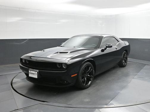 Pitch Black Clearcoat 2017 Dodge Challenger SXT