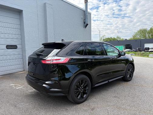 Black Metallic 2022 Ford Edge SE