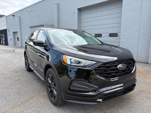 Black Metallic 2022 Ford Edge SE