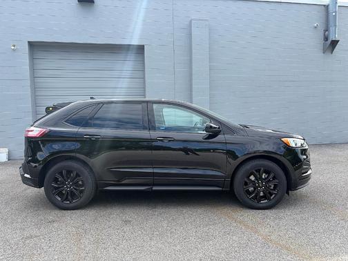 Black Metallic 2022 Ford Edge SE