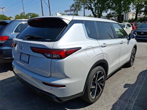 2022 Mitsubishi Outlander ES