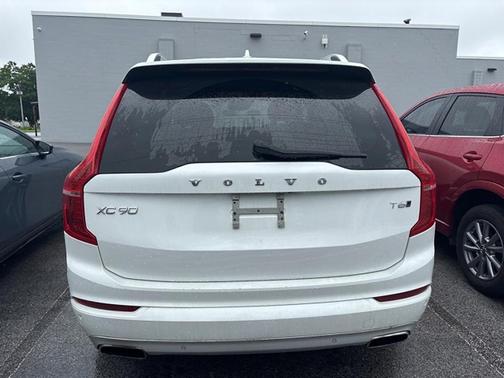 Crystal White Pearl 2017 Volvo XC90 T6 Momentum