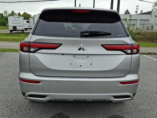 Alloy Silver Metallic 2024 Mitsubishi Outlander SE