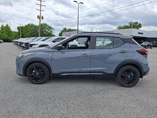 Boulder Gray Pearl 2023 Nissan Kicks SR