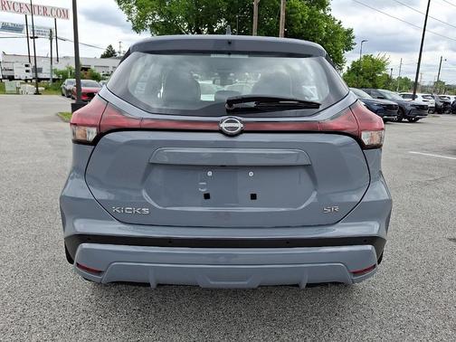 Boulder Gray Pearl 2023 Nissan Kicks SR