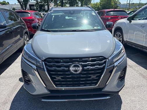 Boulder Gray Pearl 2023 Nissan Kicks SR