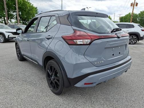 Boulder Gray Pearl 2023 Nissan Kicks SR