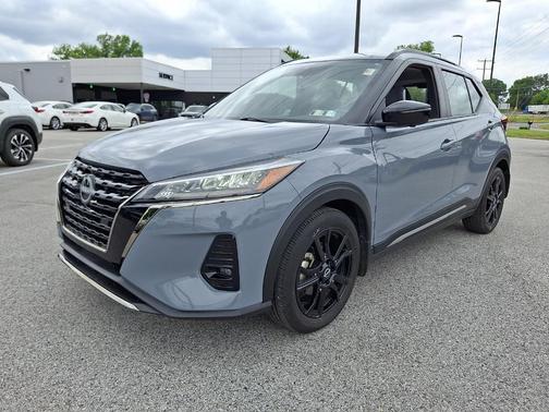 Boulder Gray Pearl 2023 Nissan Kicks SR