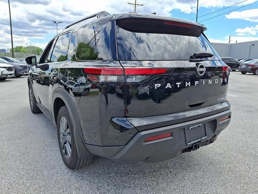 Black 2024 Nissan Pathfinder SV