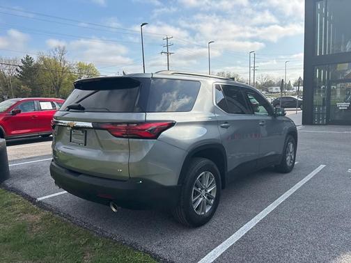Sterling Gray Metallic 2023 Chevrolet Traverse LT Cloth