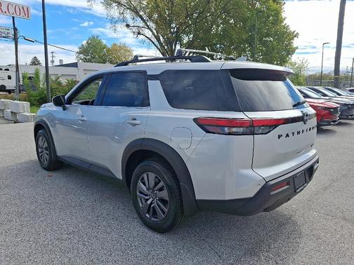 2024 Nissan Pathfinder SV