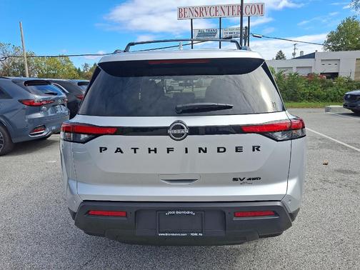 2024 Nissan Pathfinder SV