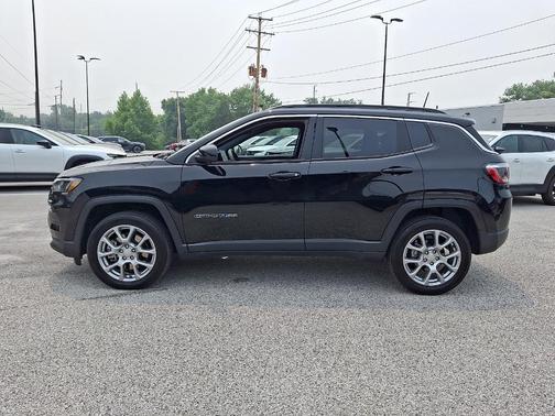 Diamond Black Crystal Pearlcoat 2023 Jeep Compass Latitude Lux