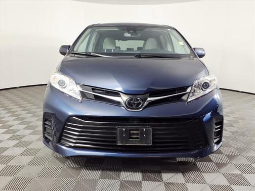 2019 Toyota Sienna LE