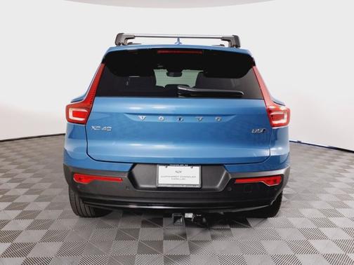 2023 Volvo XC40 Plus Dark Theme
