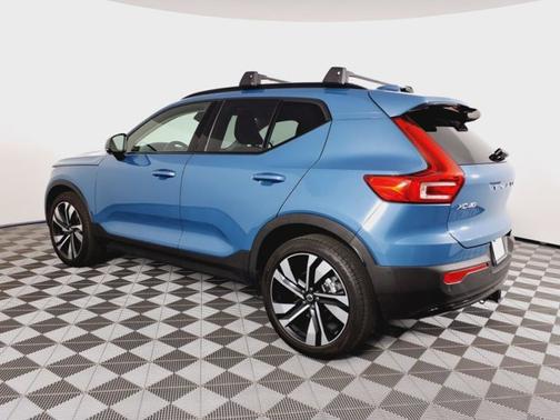 2023 Volvo XC40 Plus Dark Theme
