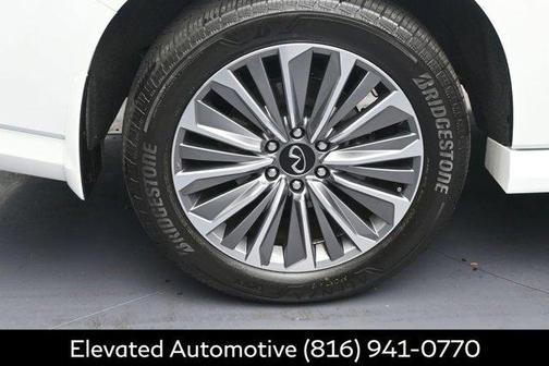 Radiant White 2026 INFINITI QX80 Luxe