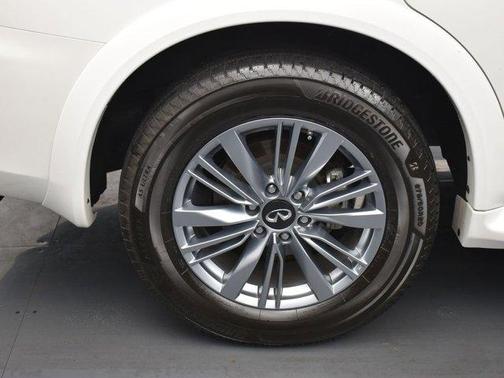 2022 INFINITI QX80 Luxe