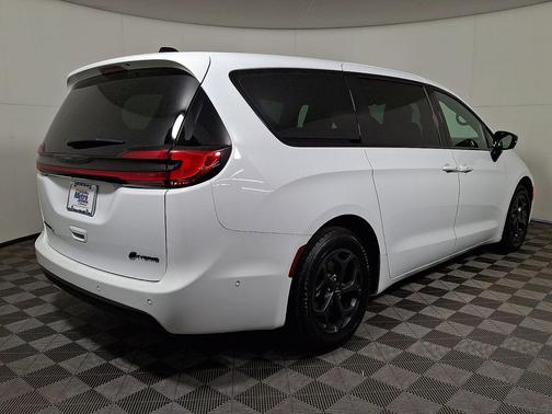 Bright White Clearcoat 2023 Chrysler Pacifica Hybrid Limited